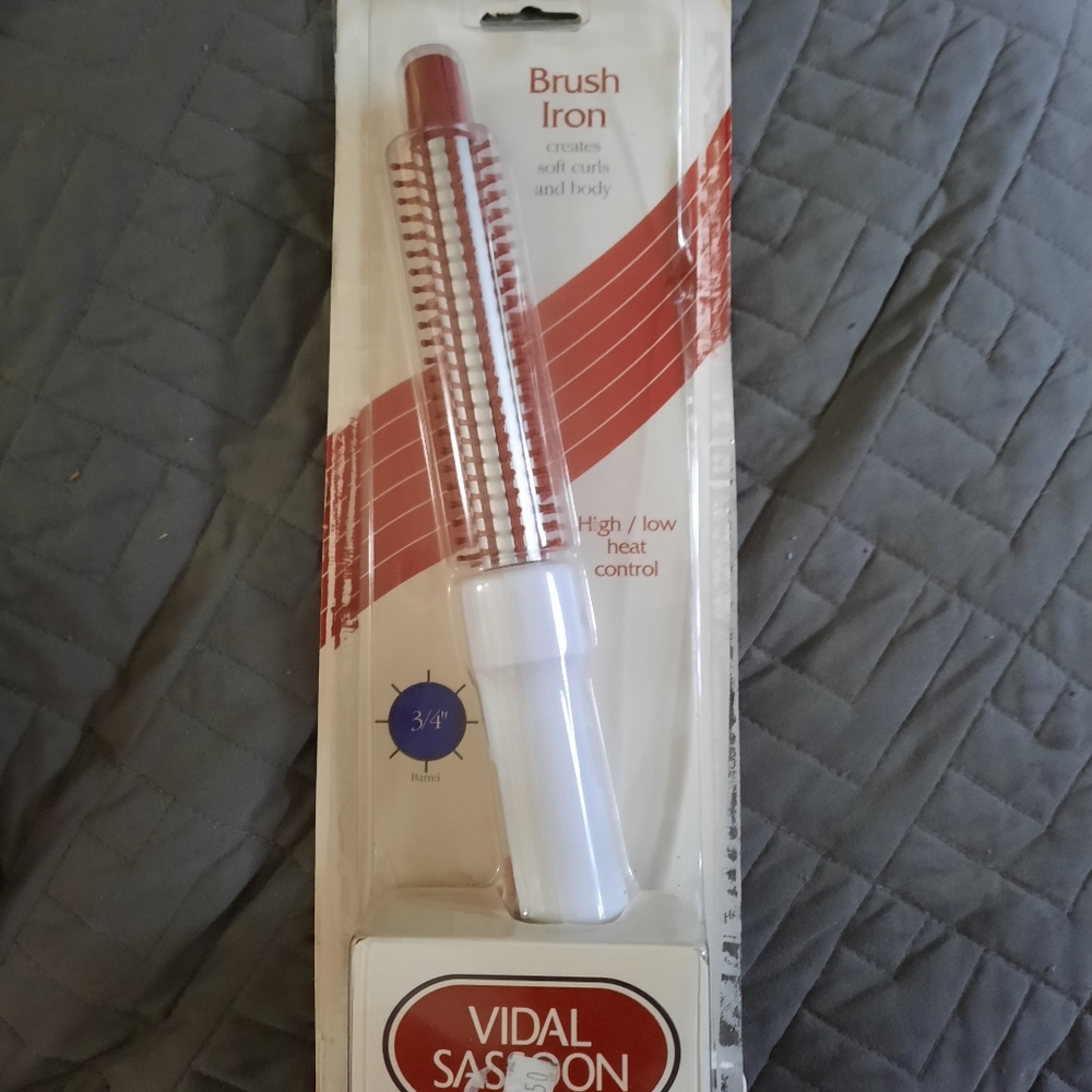 Vidal Sassoon NWT Brush Iron